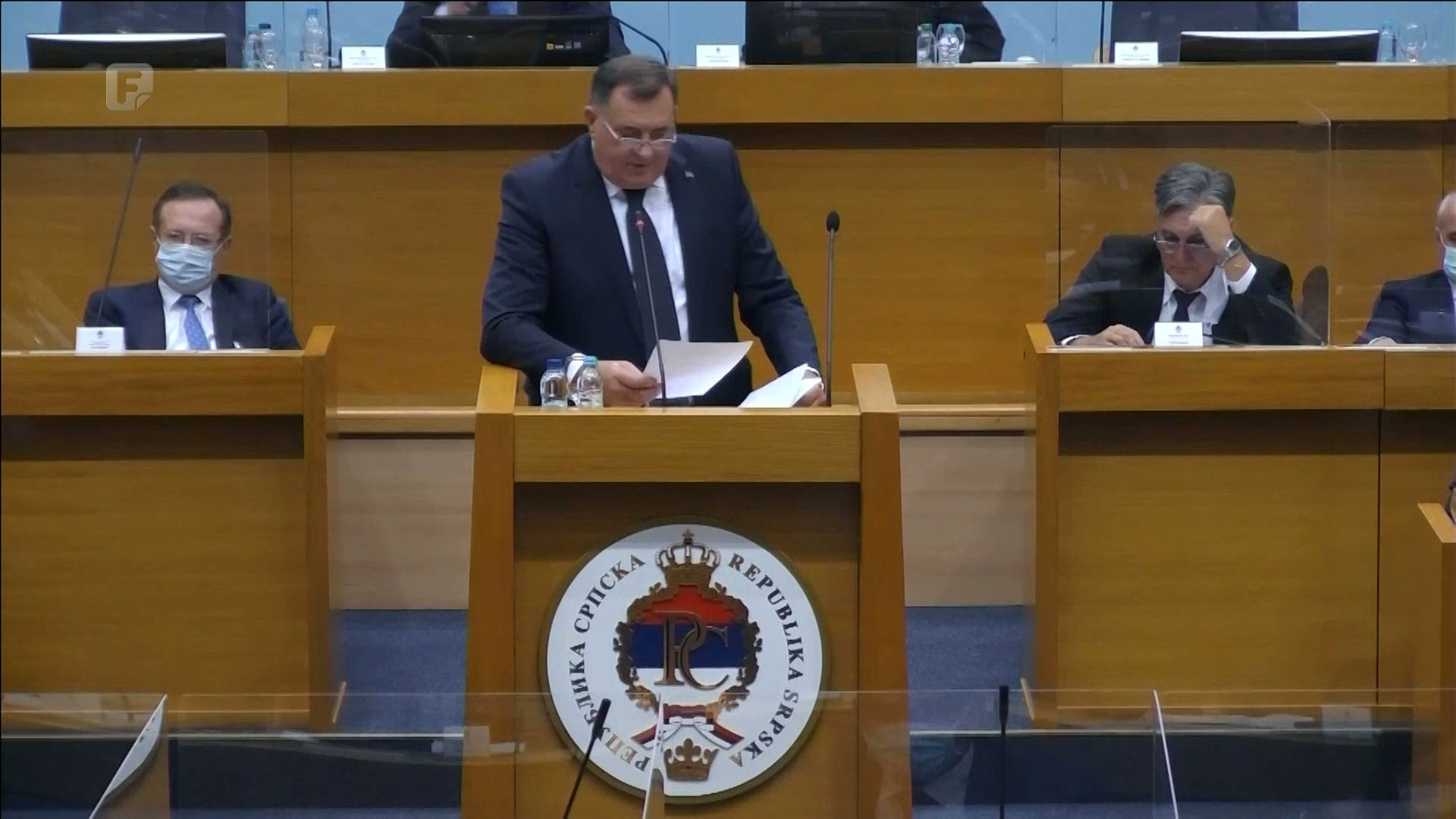 Svi zabrinuti, svi glasni, ali svi istodobno i skrštenih ruku